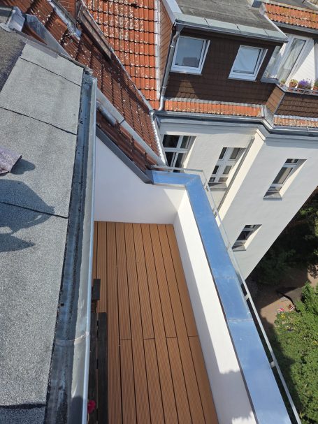 Terrasse mit neuer Verblechung, neu verlegtem WPC Boden und neu verputzter Fassade